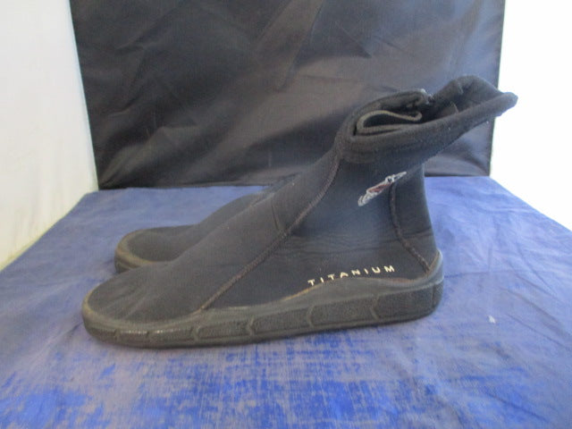 Load image into Gallery viewer, Used Akona Titanium AKBT164 Dive Boots Size 5
