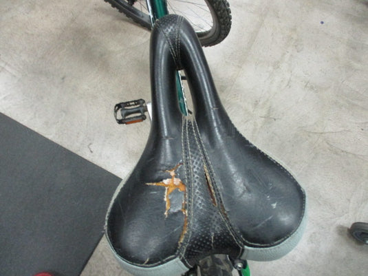 Used Boulder Giant 21 Speed Mountain Bicycle (Rip In Seat)