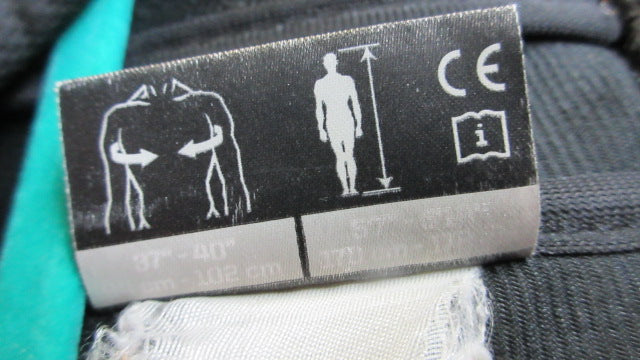 Load image into Gallery viewer, Used CCM Tacks 9060 Shoulder Pads - Jr
