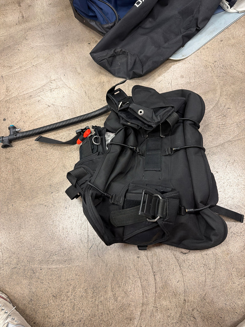 Load image into Gallery viewer, Used IDI International Divers BCD
