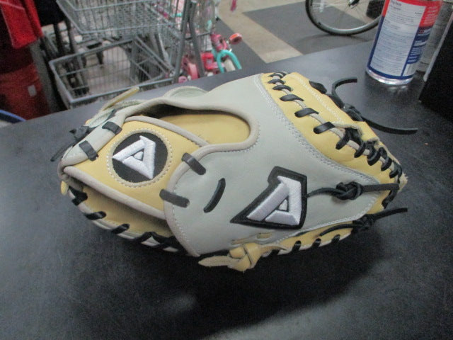 Load image into Gallery viewer, Used Akadema ASM47 Torino Glove Series Catchers Mitt 33" RHT
