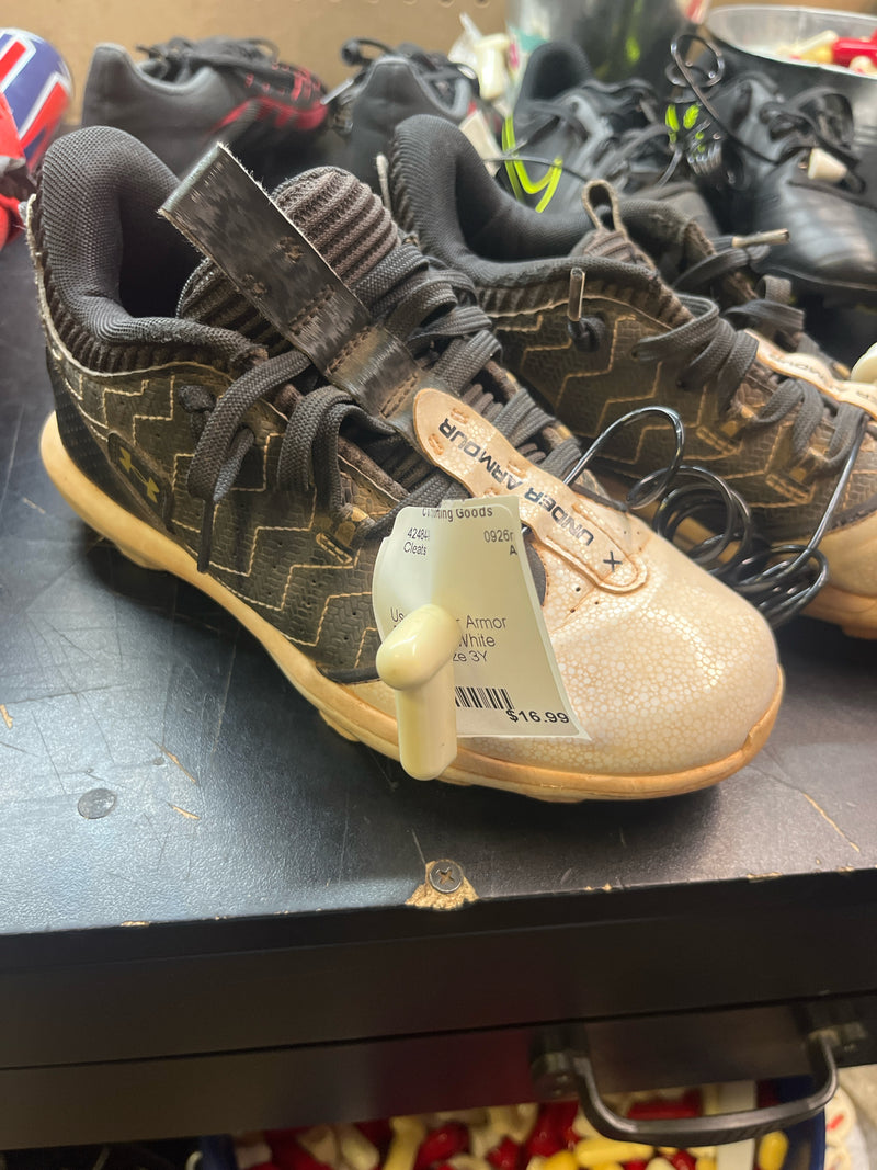 Load image into Gallery viewer, Used Under Armor Black and White Cleats Size 3Y
