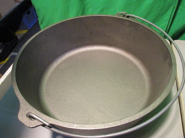 Load image into Gallery viewer, Used Lodge 8 Quart Cast Iron Deep Camp Dutch Oven
