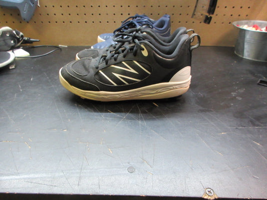 Used New balance baseball Cleats Good condition Size 5