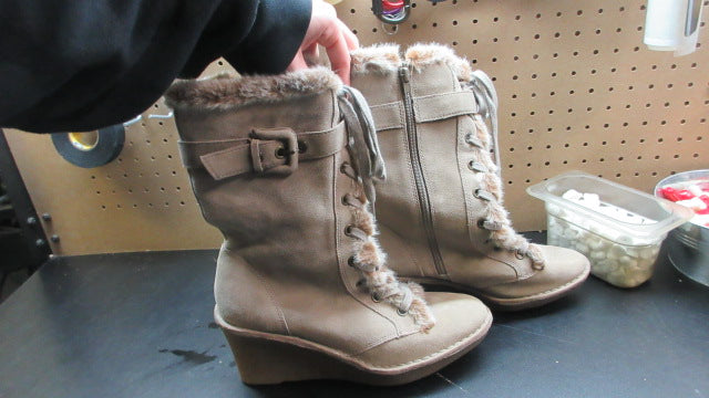 Load image into Gallery viewer, Used Aero Sols Wedge Suede Winter Boots - Size 10.5
