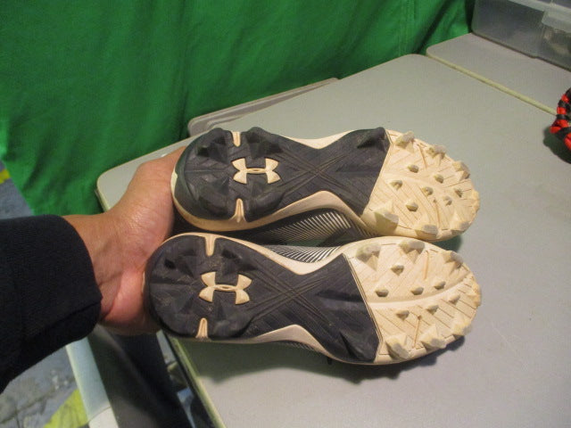 Load image into Gallery viewer, Used Under Armour Size 2y Cleats
