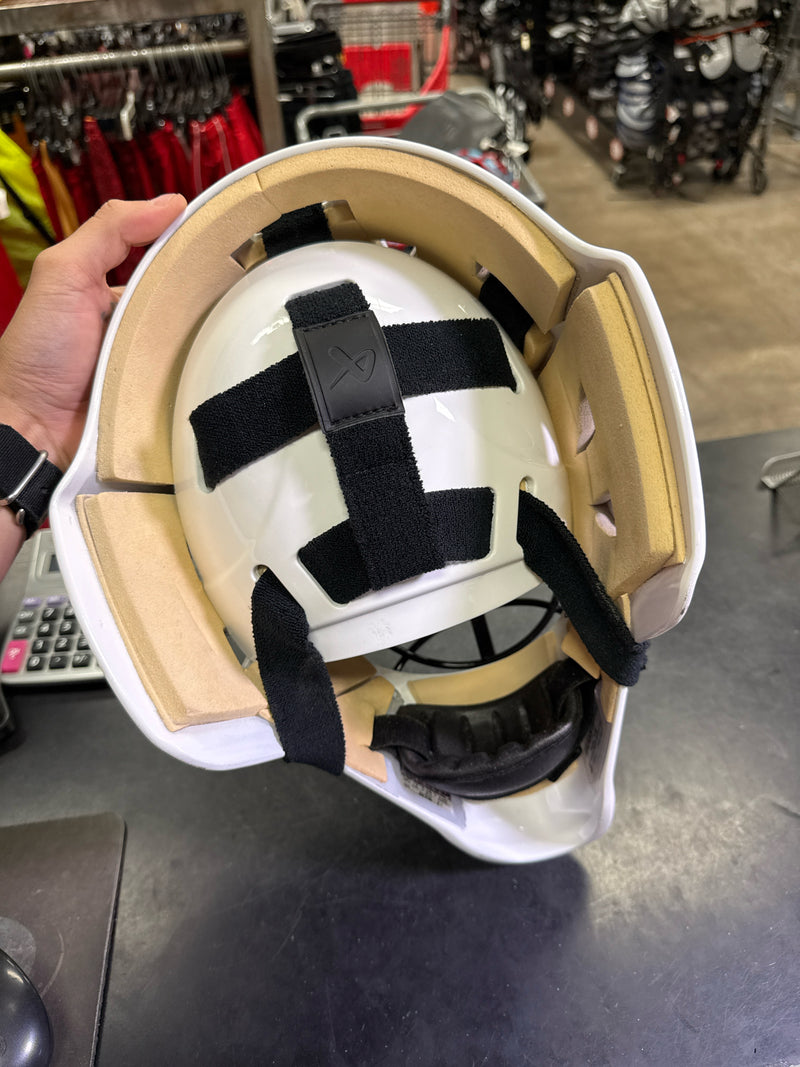 Load image into Gallery viewer, Like New Victory Sports V6 Adult Goalie Mask with HECC Cat Eye Cage Size Med
