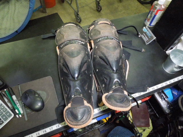 Load image into Gallery viewer, Used Under Armour Jr Victory Series UALG2-JRVS Black Catcher Shin Guards 17"
