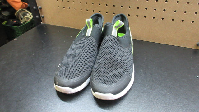 Load image into Gallery viewer, Used Water Shoes - Size 4
