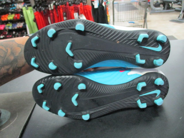 Load image into Gallery viewer, Used Nike Phantom Size 5 Soccer Cleats
