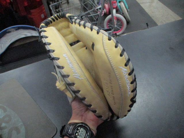 Load image into Gallery viewer, Used Akadema ASM47 Torino Glove Series Catchers Mitt 33" RHT
