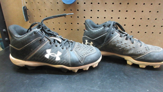 Load image into Gallery viewer, Used Under Armour Leadoff Baseball Cleats - Size 8
