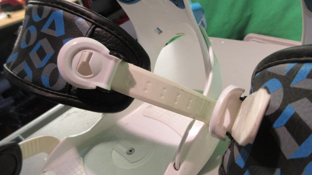 Load image into Gallery viewer, Used GNU Junior Snowboard Bindings w/ Hardware

