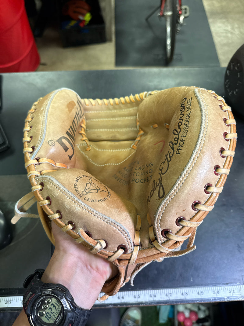 Load image into Gallery viewer, Vintage (1970s) Spalding Andy E. Pro Model 42-7035 RHT Catchers Mitt
