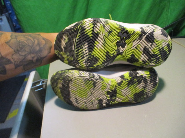 Load image into Gallery viewer, Used Under Armour Size Youth 1 Basetball Shoes
