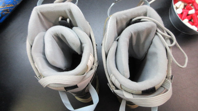 Load image into Gallery viewer, Used Askew Snowboarding Boots - Size 25,0
