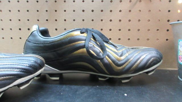 Load image into Gallery viewer, Used Umbro Soccer Cleats - Size 10
