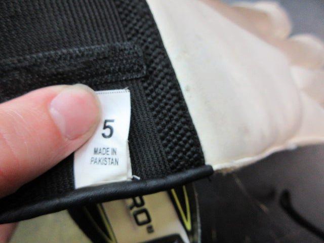 Load image into Gallery viewer, Used Champro Competition Goalie Glove - Size 5
