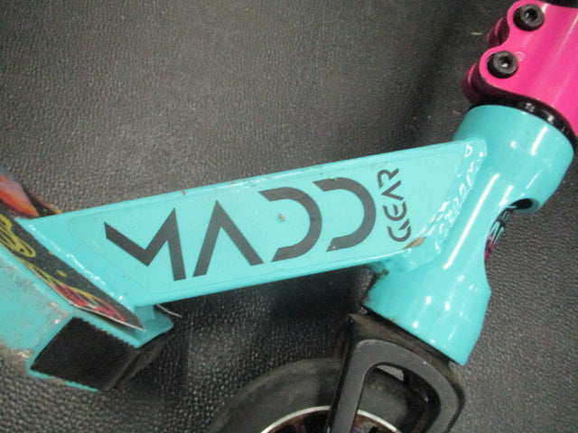 Load image into Gallery viewer, Used Madd Gear Pro Trick Scooter

