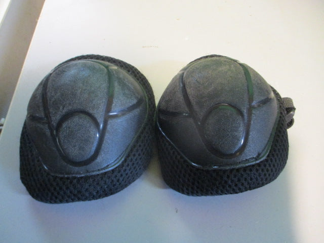 Load image into Gallery viewer, Used Black Youth Skating Knee Pads
