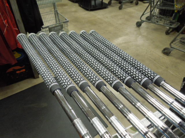 Load image into Gallery viewer, Used White Bluff Golf DDI 8 pc Right Hand Iron Set 3-9i and Pw
