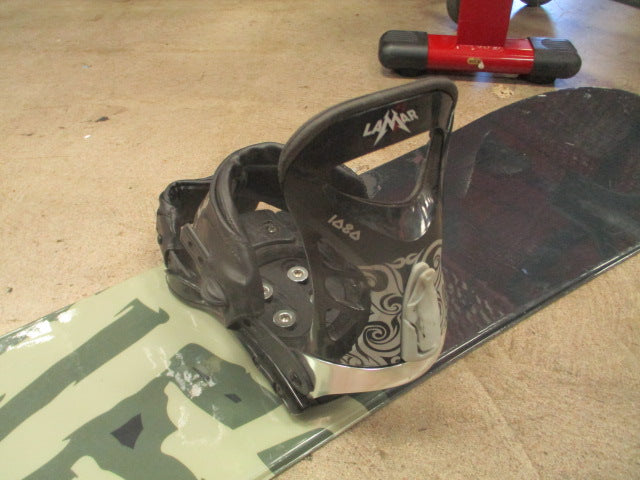 Load image into Gallery viewer, Used M3 Dischord 155cm Snowboard w/ Lamar Bindings
