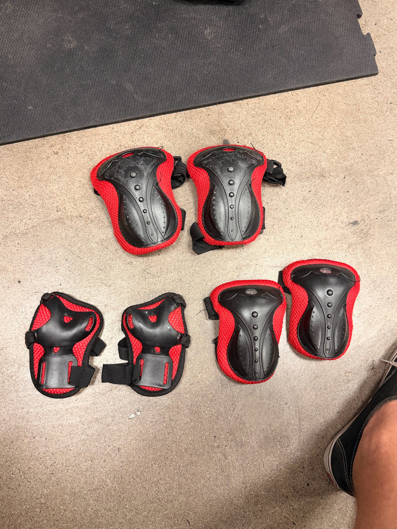 Load image into Gallery viewer, Used Black/Red Skate Pad Set
