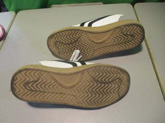 Used cat & Jack Size 5 Shoes