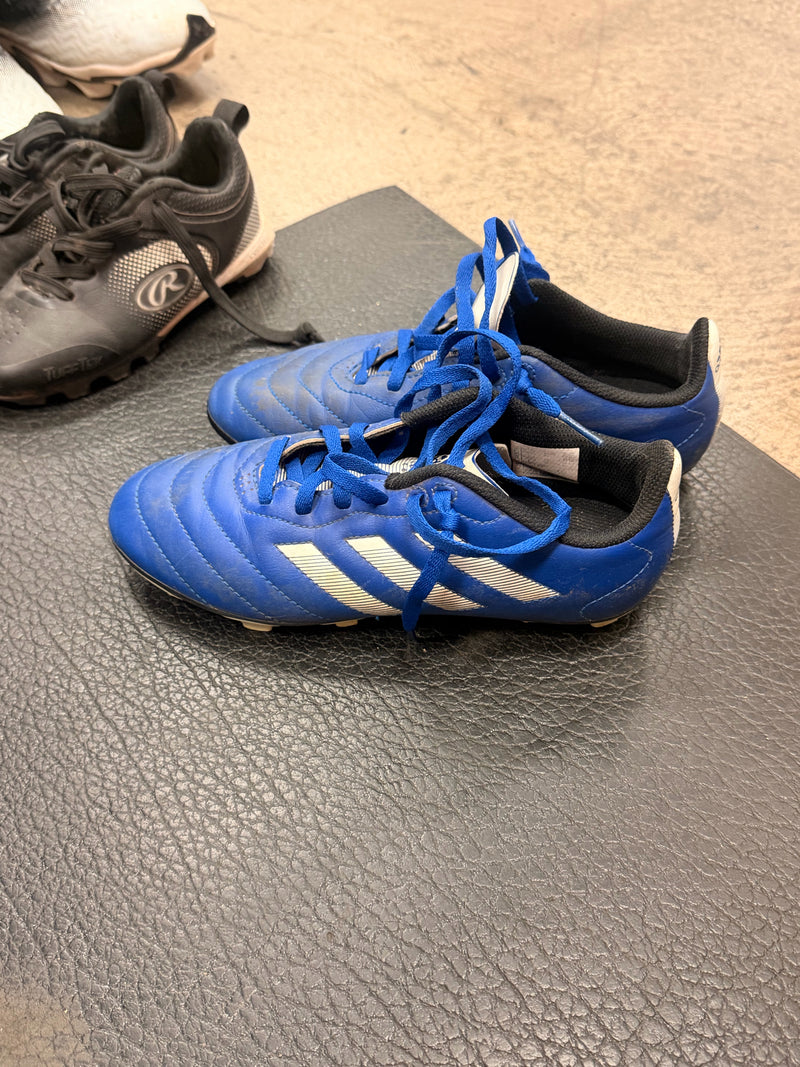 Load image into Gallery viewer, Used Adidas Soccer Cleate Size3.5 Blue and white
