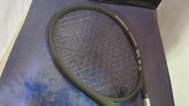 Load image into Gallery viewer, Used Head Titanium Ti.S6 28&quot; Tennis Racquet
