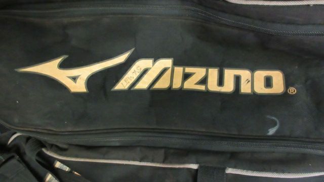 Load image into Gallery viewer, Used Mizuno Equipment Bag - wear
