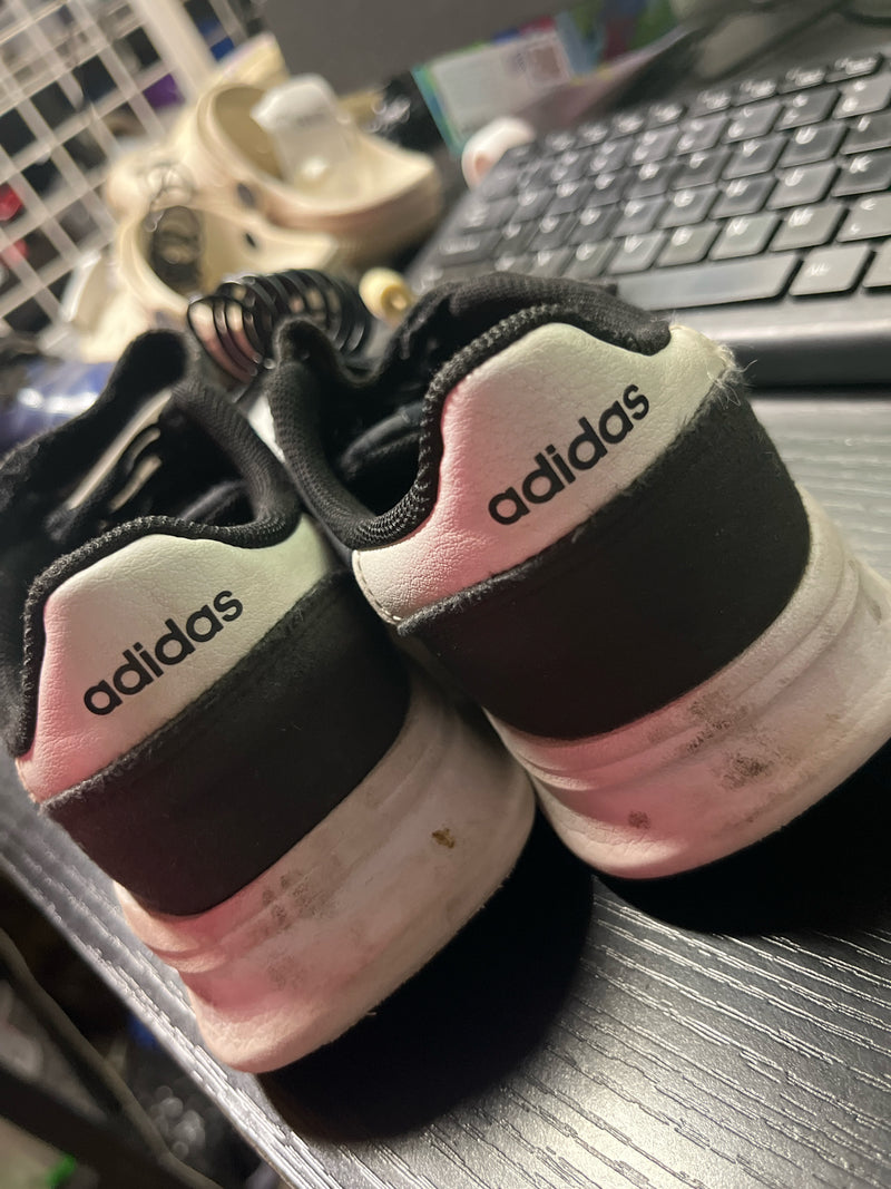 Load image into Gallery viewer, used adidas black tennis shoe size 1
