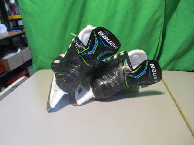 Load image into Gallery viewer, Bauer XLP Youth 11 Hockey Skates
