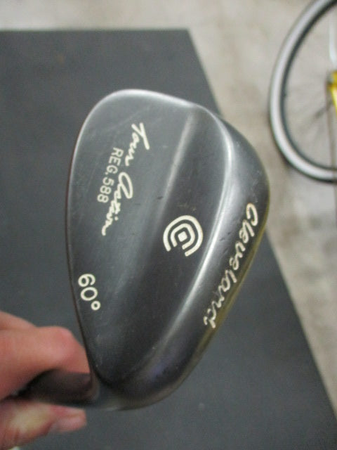 Load image into Gallery viewer, Used Cleveland Tour Action REG 588 60 Deg Wedge - RH
