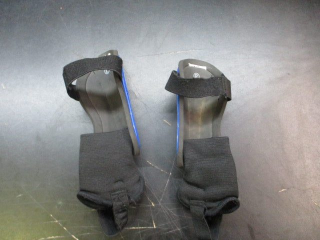 Load image into Gallery viewer, Used Lotto Soccer Shin Guards - Youth
