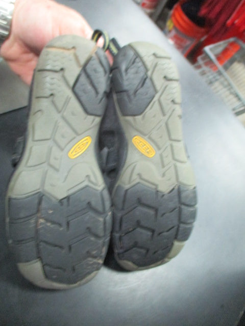 Load image into Gallery viewer, Used Keen Size 6 Water Shoes

