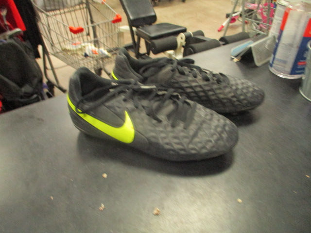 Load image into Gallery viewer, Used Nike Tempo Soccer Cleat Size 5Y
