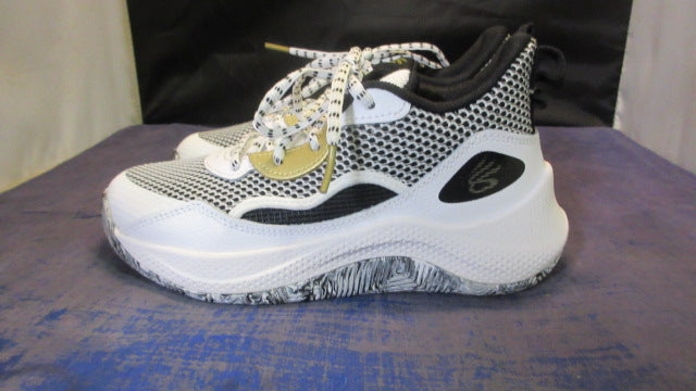 Load image into Gallery viewer, Under Armour Curry 3Z 24 Basketball Shoes Youth Size 2 - Like New
