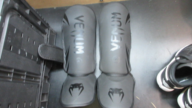 Load image into Gallery viewer, Used Venum Challenger Standup Shin Guards - Size Small
