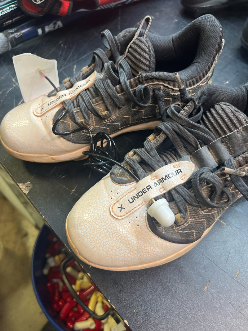 Load image into Gallery viewer, Used Under Armor Black and White Cleats Size 3Y
