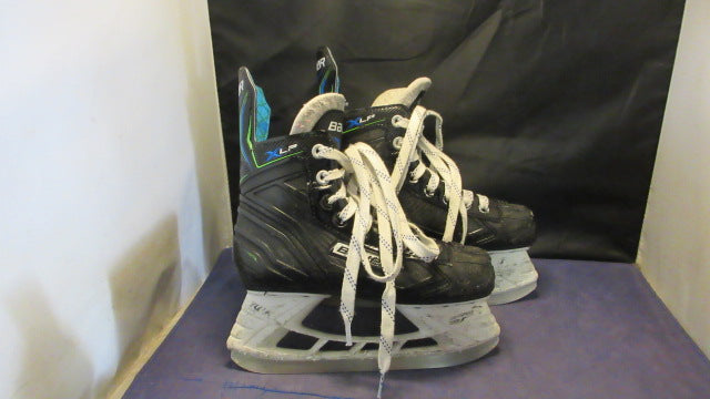Load image into Gallery viewer, Used Bauer XLP Hockey Skates Size Youth
