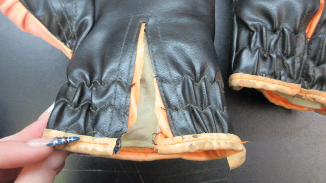 Load image into Gallery viewer, Used Franklin 1785 Sugar Ray Leonard Boxing Gloves - 8oz Youth *Ripped Middle*
