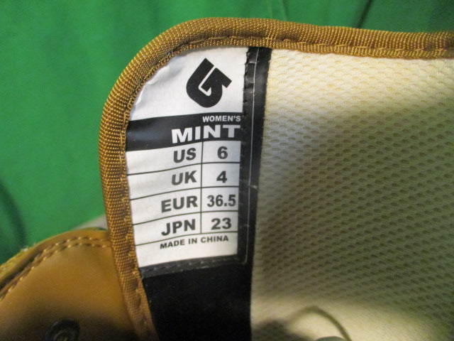 Load image into Gallery viewer, Used Burton Mint Womens Size 6 Snowboard Boots
