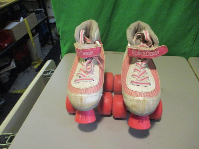 Load image into Gallery viewer, Used Roller Derby Firestar Size Youth 12 Quad Skates
