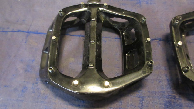 Load image into Gallery viewer, Used DMR Bikes V8 G0 Pedals - small wear
