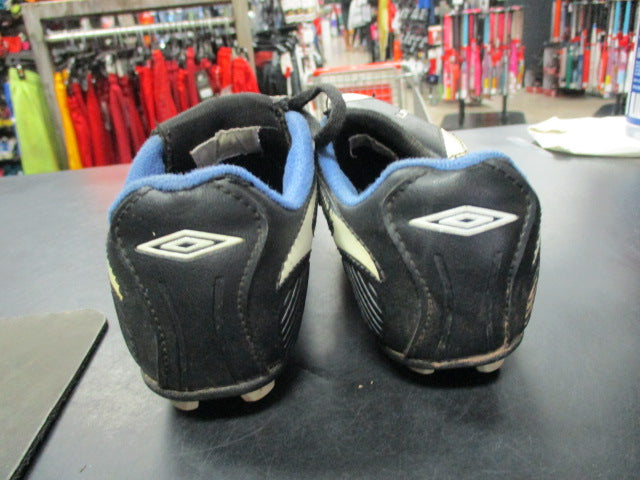 Load image into Gallery viewer, Used Umbro Size 1 Soccer Cleats
