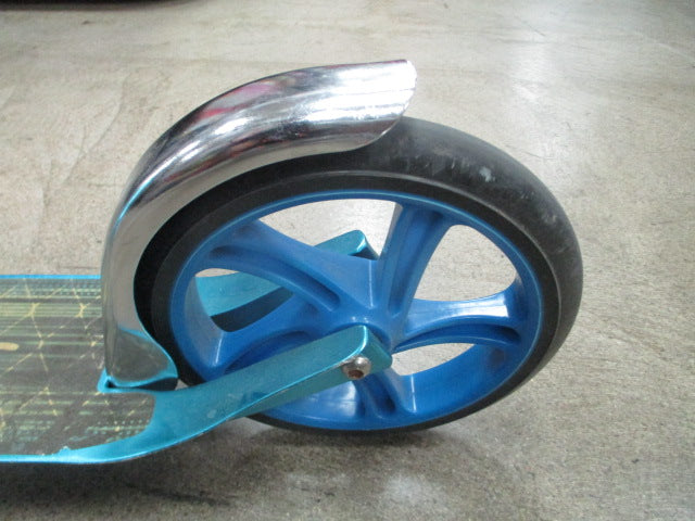 Load image into Gallery viewer, Used Razor Big Wheel W/ Kick Stand
