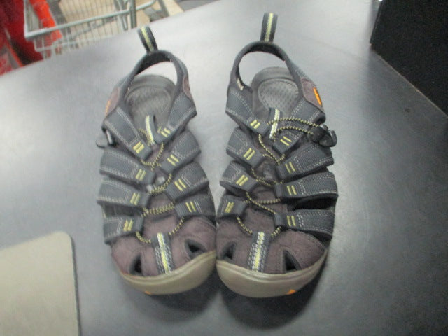 Load image into Gallery viewer, Used Keen Size 6 Water Shoes
