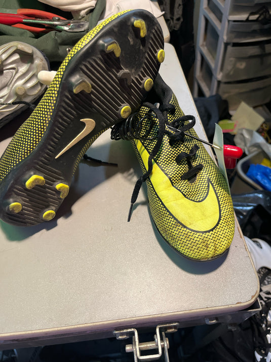 Used Nike 6y Soccer Cleate yellow and black