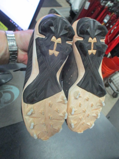 Load image into Gallery viewer, Used Under Armour Leadoff Size 1.5 Cleats
